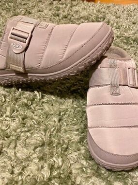 Women’s Chaco Ramble Puff Slippers (size 10)